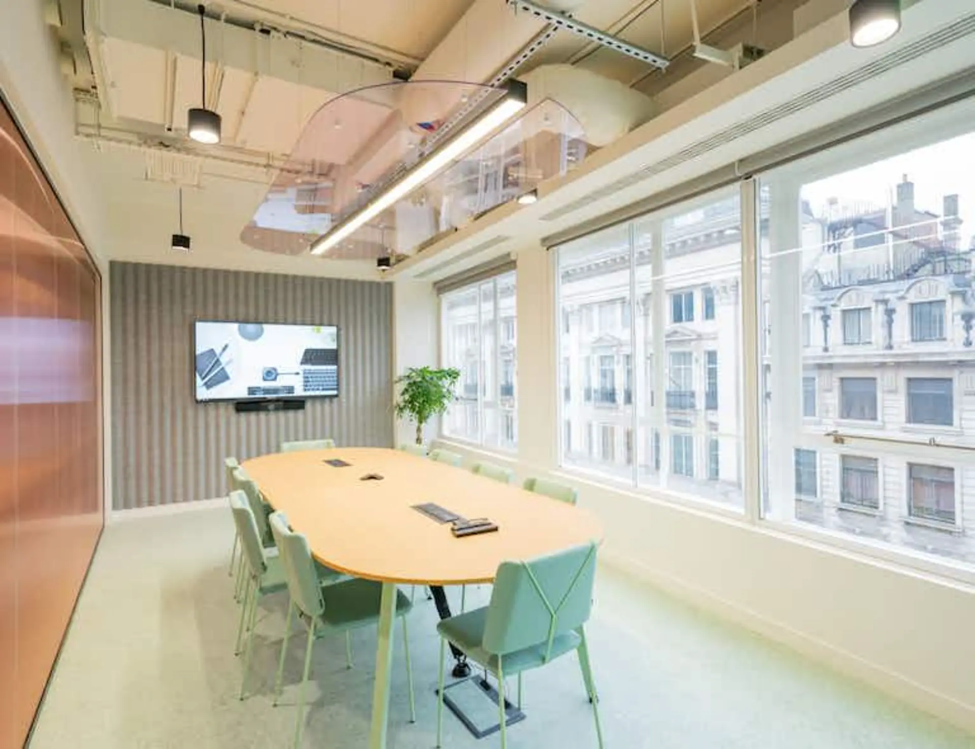 Huckletree Oxford St meeting rooms roomy has a view natural light 